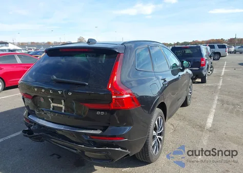 2024 Volvo Xc60 B5 Core Dark Theme z USA, uszkodzony, nr VIN YV4L12RK4R1923970